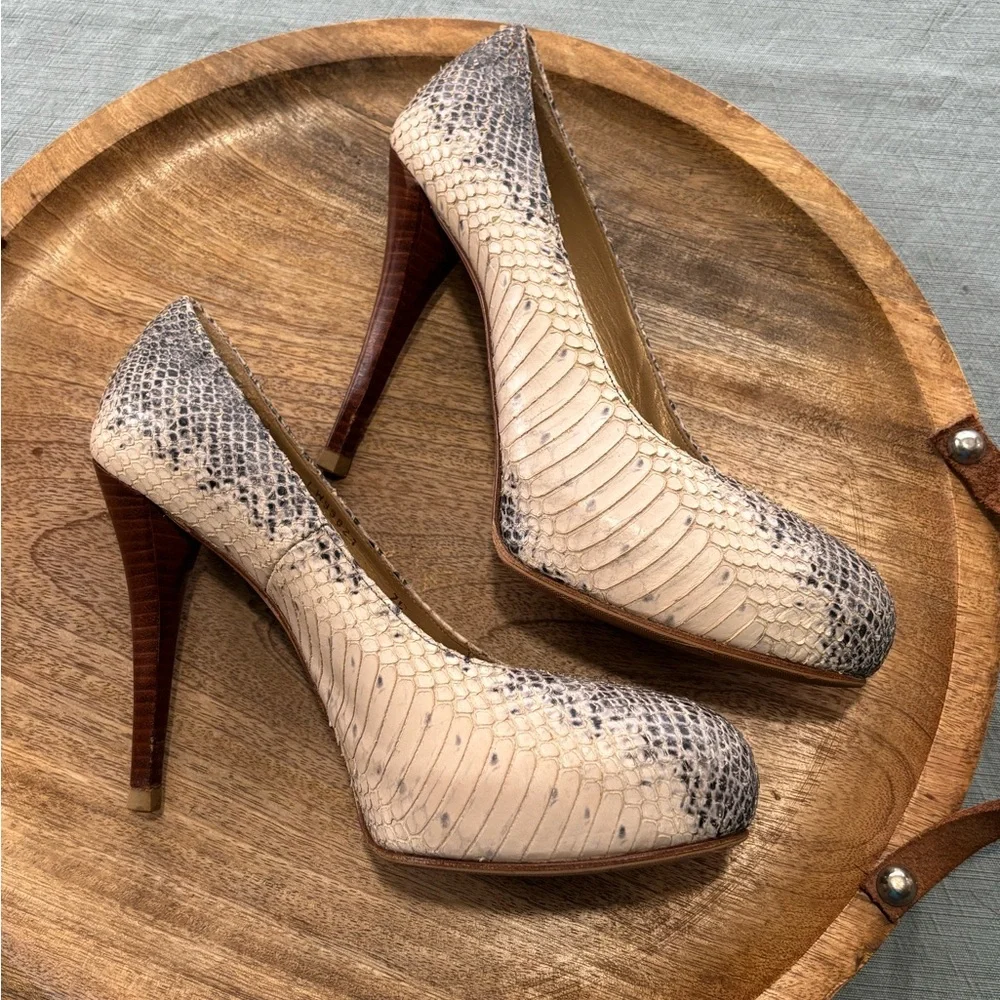 Stuart Weitzman Snakeskin Reptile Patterned Heels in Cream and Gray 7.5